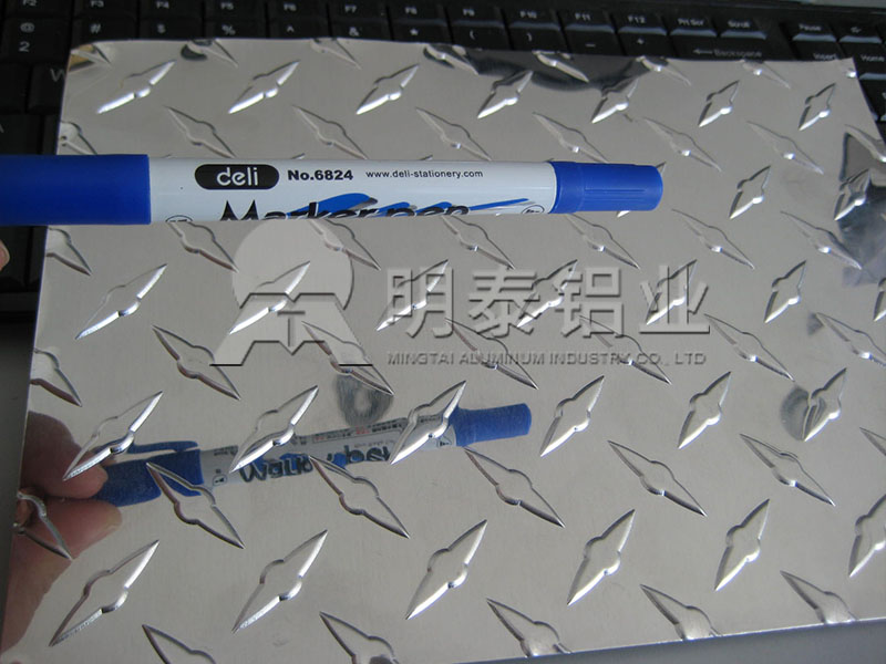 3003-H22花紋鋁板_工具箱用指針型花紋鋁板多少錢一噸？